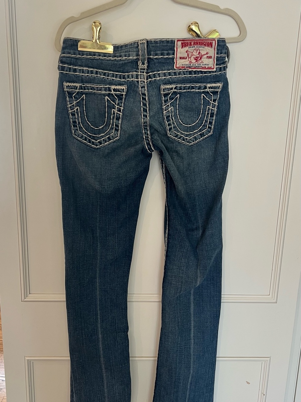 True Religion Women's Billie straight Jean with White Stitching -size 27